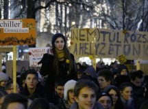 Középiskolások demonstráltak az MTA épülete előtt. Fotó: MTI