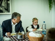 Orbán Viktor Facebook oldaláról. A kommenteket is érdemes elolvasni. Az egyik rajongó - Vajas Gyöngyi - ezt írja a kép alá: "Miniszterelnökön látszik, hogy nagyon szereti a gyerekeket !!!!!" Egy másik rajongó - Szelezsán György - pedig ezt: "Gyurcsán (sic!) mikor vett részt ilyen rendezvényeken?"