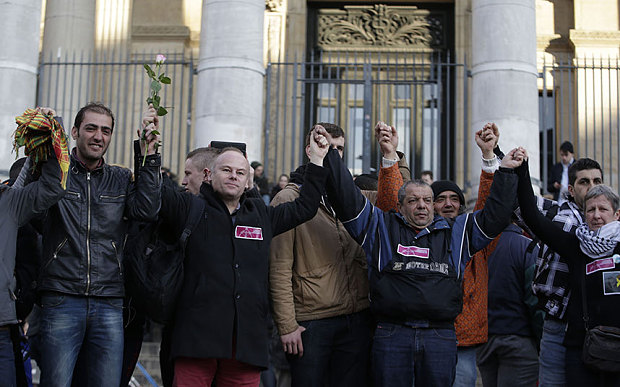 A Place de la Bourse-ban emlékeznek ma este az áldozatokra. Fotó: AFP.