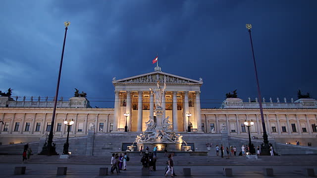 Viharfelhők Ausztria parlamentje felett. Fotó: Getty.