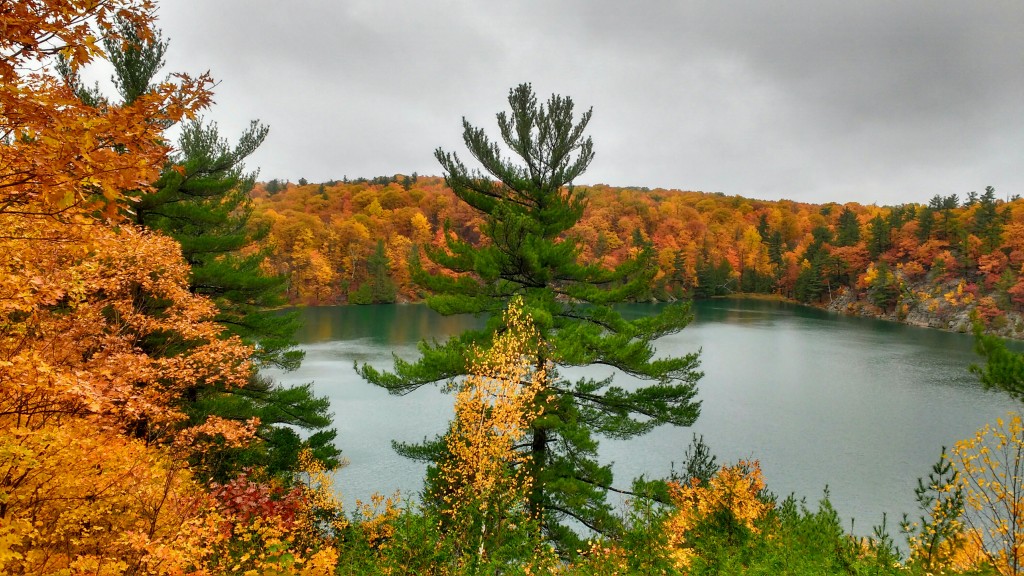 Rózsaszín-tó, ami valójában zöld — Őszi képek Kanadából