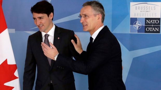 Justin Trudeau kormányfő Jens Stoltenberggel.